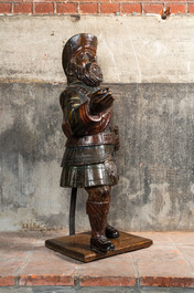 Een polychrome houten figuur van een Schotse edelman, 19e eeuw