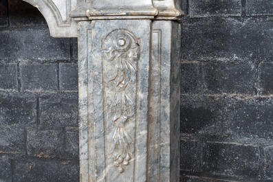 Une chemin&eacute;e en marbre gris de style Louis XV &agrave; d&eacute;cor de mascaron, 19&egrave;me