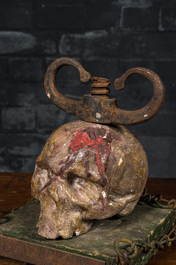 Een macabere polychrome houten sculptuur met een schedel, 19/20e eeuw