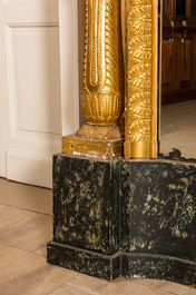 Important miroir de style Empire en bois sculpt&eacute; et dor&eacute; sur pi&egrave;tement en bois &agrave; patine faux-marbre, France, 19&egrave;me