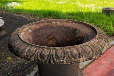 A pair of cast iron Medici garden vases, 19/20th C.