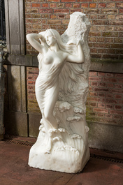 Sculpture en marbre blanc d'une nymphe de la mer encha&icirc;n&eacute;e entre les vagues, 20&egrave;me