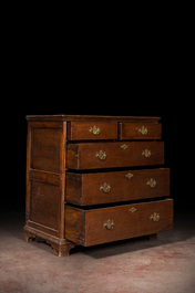 An English oak wooden chest with two short and three long drawers, 18th C.