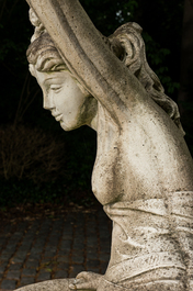 Een witgeschilderde betonnen tuinvaas geflankeerd met de godin Flora op dito sokkel, 20ste eeuw