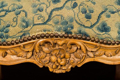 Grand canap&eacute; de style Louis XV en h&ecirc;tre et tapisserie brod&eacute;e, France, 18&egrave;me