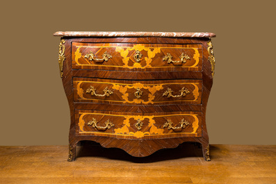 Een Franse mahoniegefineerde commode &agrave; tombeau met bloemenmarqueterie, marmeren blad en verguld bronzen monturen, 18e eeuw