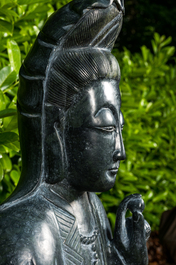 Een grote Chinese zwart-groene Nanyang jade sculptuur van Guanyin, 20e eeuw