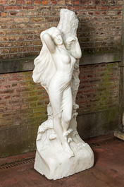 Sculpture en marbre blanc d'une nymphe de la mer encha&icirc;n&eacute;e entre les vagues, 20&egrave;me