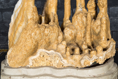 Grand sp&eacute;cimen de stalactites sur socle en bois