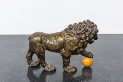 Een verguld bronzen model van een leeuw, 19e eeuw
