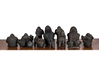 Een uitgebreide collectie sculpturen van gorilla's in hout en polystone, 20e eeuw