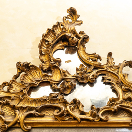 Grand miroir Rococo en bois richement sculpt&eacute; et dor&eacute;, Italie, 18&egrave;me