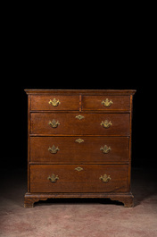 An English oak wooden chest with two short and three long drawers, 18th C.