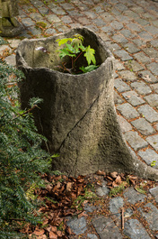 Een jardini&egrave;re in de vorm van een boomstronk met deurtje, midden 20e eeuw