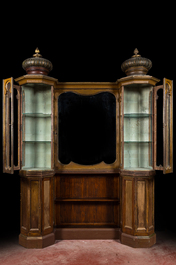 Een polychrome en vergulde dennenhouten vitrinekast in Moorse stijl, mogelijk Engels, 19e eeuw