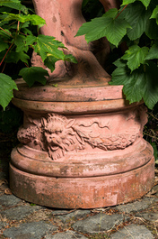 Een grote gepatineerde terracotta sculptuur van een bacchant en een jonge sater, 20e eeuw