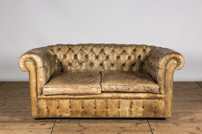 Un canap&eacute; Chesterfield en cuir, 20&egrave;me