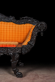 Een rijkelijk gesculpteerde Engels-koloniale sofa met twee bijhorende stoelen, eind 19e eeuw