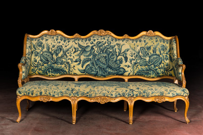 Een grote Franse beukenhouten Lodewijk XV sofa met geborduurde bekleding, 18e eeuw