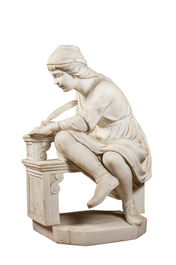 Een grote Italiaanse sculptuur van een schrijvende jongedame in wit marmer, 1e helft 20e eeuw