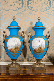 Paire de grands vases couverts en porcelaine &agrave; fond 'Bleu c&eacute;leste' dans le style de S&egrave;vres avec montures en bronze dor&eacute;, sign&eacute;s Pecchioli, 19/20&egrave;me