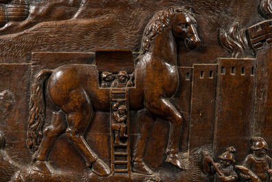 Een groot houten hoogreli&euml;f met voorstelling van het Paard van Troje, 18e eeuw