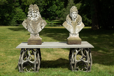 Een paar indrukwekkende composietstenen bustes van een 17e eeuws koningspaar, 20e eeuw