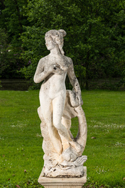 Sculpture de jardin en b&eacute;ton &agrave; patine blanche figurant une nymphe de mer et un dauphin, Italie, 20&egrave;me