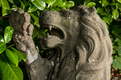 Een stenen reli&euml;f van een leeuw, 19e eeuw