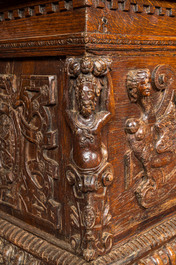 Een Normandische eikenhouten reli&euml;fgedecoreerde koffer, 16e eeuw en later