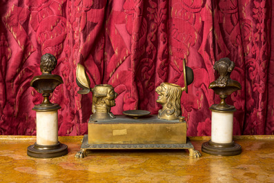 Een paar gepatineerde bronzen bustes op sokkel en een bronzen inktstel met ludieke koppen, 19e eeuw