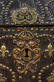 Een Franse houten 'bahut' reiskoffer met lederen bekleding en deels genageld koperbeslag, 17e eeuw
