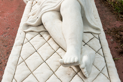 Monument fun&eacute;raire en marbre blanc repr&eacute;sentant une jeune femme endormie, 20&egrave;me