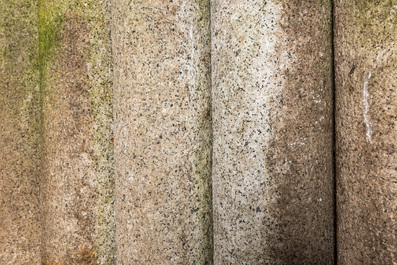 Elf decoratieve kolommen in graniet, 19/20e eeuw