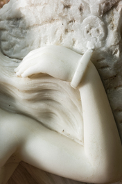 Sculpture en marbre blanc d'une nymphe de la mer encha&icirc;n&eacute;e entre les vagues, 20&egrave;me