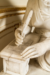 Grande sculpture en marbre blanc d'une jeune femme &eacute;crivant, Italie, 1&egrave;re moiti&eacute; du 20&egrave;me
