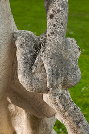 Sculpture de jardin en b&eacute;ton &agrave; patine blanche figurant une nymphe de mer et un dauphin, Italie, 20&egrave;me