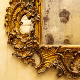 Grand miroir Rococo en bois richement sculpt&eacute; et dor&eacute;, Italie, 18&egrave;me