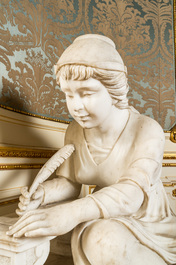 Een grote Italiaanse sculptuur van een schrijvende jongedame in wit marmer, 1e helft 20e eeuw
