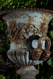 Une paire de vases de jardin sur pieds en fonte, France, 20&egrave;me