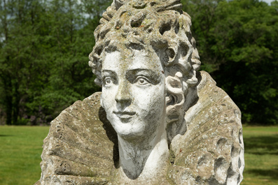 Een paar indrukwekkende composietstenen bustes van een 17e eeuws koningspaar, 20e eeuw