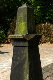Een paar stenen tuinornamenten in de vorm van obelisken, 19/20e eeuw