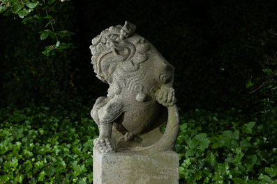 Een paar Chinese basaltstenen sculpturen van tempelleeuwen in Ming-stijl, 19/20e eeuw