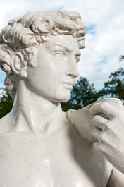 Een witgeschilderde betonnen sculptuur van Apollo, 20ste eeuw