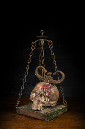 Een macabere polychrome houten sculptuur met een schedel, 19/20e eeuw