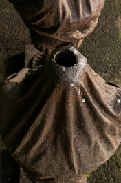 Paire de vases flambeaux en fonte, 1&egrave;re moiti&eacute; du 20&egrave;me