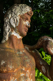 Een groot gietijzeren tuinbeeld van Apollo, 20e eeuw