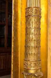 Important miroir de style Empire en bois sculpt&eacute; et dor&eacute; sur pi&egrave;tement en bois &agrave; patine faux-marbre, France, 19&egrave;me