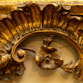 Grand miroir Rococo en bois richement sculpt&eacute; et dor&eacute;, Italie, 18&egrave;me