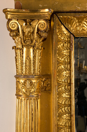 Important miroir de style Empire en bois sculpt&eacute; et dor&eacute; sur pi&egrave;tement en bois &agrave; patine faux-marbre, France, 19&egrave;me
